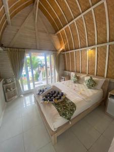 una camera con un grande letto di Aqua Vista Villa a Nusa Lembongan