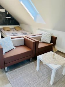Sala de estar con sofá, cama y mesa en Ubytování pod Troskami, en Rovensko pod Troskami