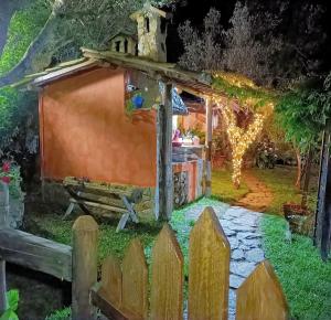 Giardino di The Treehouse - Casa sull'albero al Golden Camp