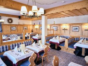 Restoran või mõni muu söögikoht majutusasutuses Hotel Kirchboden by Alpeffect Hotels