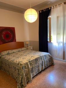 um quarto com uma cama e uma janela em Appartamento Stella Marina a due passi dal mare e dal centro em Marina di Carrara
