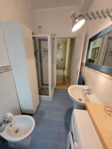 Un baño con dos lavabos y una ducha. en Appartamento Stella Marina a due passi dal mare e dal centro, en Marina di Carrara 15 fotos más