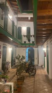 una stanza con diverse biciclette parcheggiate in un edificio di Azahar a Siviglia