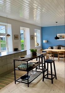 a kitchen and dining room with a table and chairs at Skøn ferielejlighed i midten af Svaneke udlejes, minimum 4 dage in Svaneke