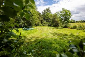 Bence Farm Yorkshire, barn conversion with hot tub karaoke great views between leeds and sheffield tesisinin dışında bir bahçe