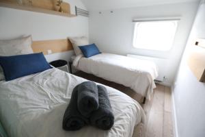 una habitación con 2 camas con un animal de peluche. en Hotel Restaurant Brasserie Feestzaal Ahoi, Kortrijk en Kortrijk
