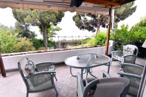 Balkón nebo terasa v ubytování Fat Mermaid Seaside Villa