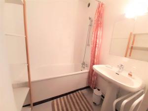 A bathroom at Studio Saint-Lary-Soulan, 1 pièce, 4 personnes - FR-1-457-277