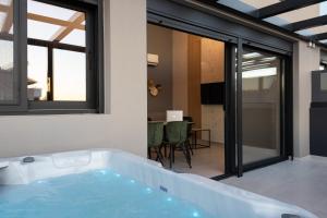 雅典LUX&EASY Athens Downtown Residences的浴缸位于客房中间
