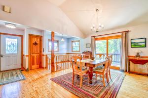 - une salle à manger avec une table et des chaises dans l'établissement Lakeshore Treetops, à Lake Junaluska