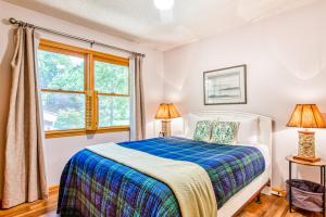 - une chambre avec un lit et une fenêtre dans l'établissement Lakeshore Treetops, à Lake Junaluska