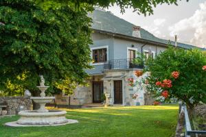 uma casa com uma fonte em frente a um quintal em B&B L'EDEN em Cassino