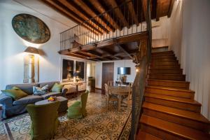 een woonkamer met een trap naar een woonkamer bij Corte Kyrios Exclusive Suite XVIII Secolo in Trani