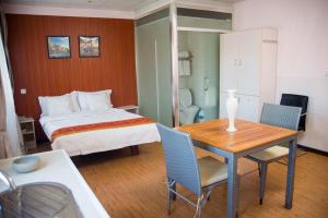 Hotel Cristal Madagascar في أنتاناناريفو: غرفة الفندق بسرير وطاولة وطاولة طعام