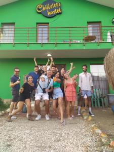 een groep mensen die voor een groen gebouw poseren bij Chillsteps Hostel in Fethiye