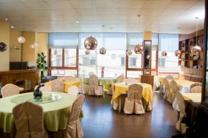 Hotel Cristal Madagascar في أنتاناناريفو: مطعم فيه طاولات وكراسي في الغرفة