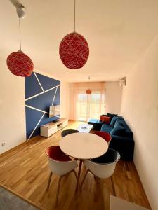 - un salon avec une table et un canapé dans l'établissement Z apartment, à Podgorica