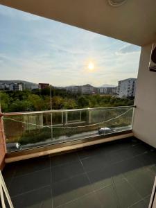 ポドゴリツァにあるZ apartmentの街の景色を望むバルコニー