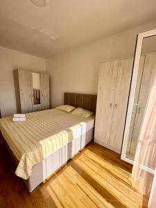 - une chambre avec un lit et du parquet dans l'établissement Z apartment, à Podgorica