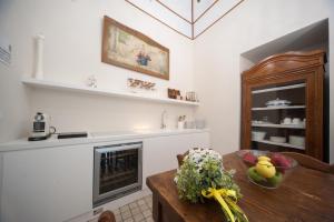 een woonkamer met een tafel en een open haard bij Corte Kyrios Exclusive Suite XVIII Secolo in Trani