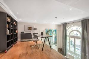 a office with a desk and a chair and a window at The Artists Hideaway-2 bed mezzanine in Paddington in London
