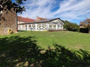 een huis op een heuvel met een groen veld bij Bienvenue au Faré Hibiscus in Corrombles