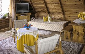 Habitación con 2 camas, mesa y sillas en Pod Czapla en Barczewo
