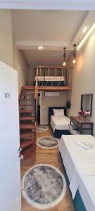 um quarto com 2 camas e um beliche em Duplex Rooms em Korçë