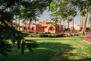 una casa con palme e un prato di Nubian Island, Families and Couples only a Sharm El Sheikh
