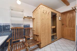 a bathroom with a wooden closet with two wooden benches at TEN Dom w Ludwikowicach Kłodzkich in Ludwikowice Kłodzkie