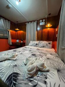 安達的住宿－Anda Poseidon’s Beach Resort，一间卧室配有带毛巾的床