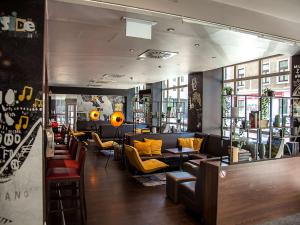 A seating area at Hotel Mercure Wien Westbahnhof