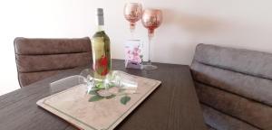 una botella de vino encima de una mesa en App-Seeblick-Hanseatenhaus, en Westerland