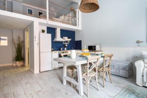 Kuchyň nebo kuchyňský kout v ubytování Le Méditarranéen de COUP DE COEUR APPARTEMENTS