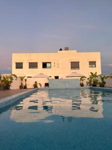 un bâtiment et une piscine en face d'un bâtiment dans l'établissement Picasso - Luxury apartment with swimming pool, à Casablanca