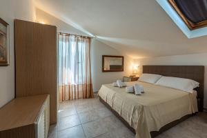 sypialnia z łóżkiem i dwoma ręcznikami na nim w obiekcie Alba View Apartment with Pool w Albie +25 zdjęć