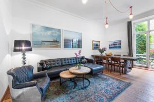 a living room with a couch and a table at Großes Apartment im Kiez in Berlin