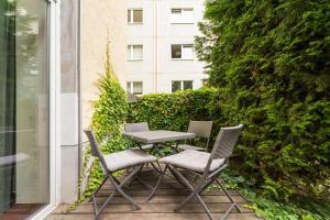 a table and chairs on a patio with a building at Großes Apartment im Kiez in Berlin