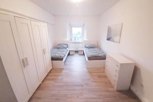 a hallway with two beds in a room at Spacious Work & Stay Apartments Büdesheim in Büdesheim