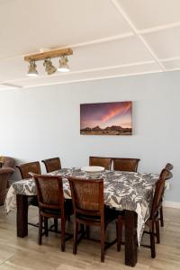 una sala da pranzo con tavolo e sedie di NORDSTRANDPARK 26 a Swakopmund