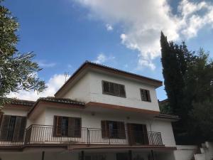 Biały dom z balkonem w obiekcie Estupenda Villa con piscina a 5 minutos del centro de Granada w Grenadzie