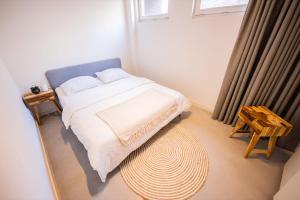 1 dormitorio con cama, mesa y ventana en Tremendous 2-Bedroom Serviced Apartment - 79 m2, en Róterdam