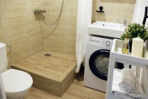 une salle de bain avec une douche, des toilettes et un lavabo dans l'établissement Naujai suremontuotas butas miesto centre., à Visaginas