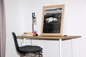 維薩吉納斯的住宿－Naujai suremontuotas butas miesto centre.，一张桌子、椅子和一张照片