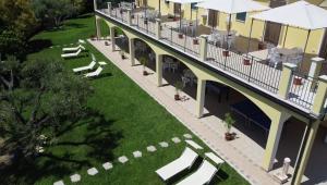 een uitzicht op een hotel met stoelen en tafels bij Agriturismo Monte Maggio in Lapedona