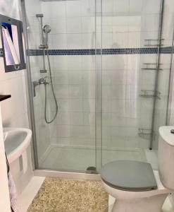 y baño con ducha, aseo y lavamanos. en Casa VivaQi Tenerife, en Granadilla de Abona