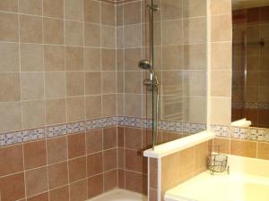 ein Bad mit einer Dusche, einer Badewanne und einem Waschbecken in der Unterkunft Appartement Lanslebourg-Mont-Cenis, 3 pièces, 6 personnes - FR-1-508-234 in Lanslebourg-Mont-Cenis