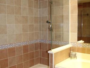 a bathroom with a shower with a tub and a sink at Appartement 6 pers avec piscine, parking et WiFi, à deux pas des pistes. - FR-1-508-234 in Lanslebourg-Mont-Cenis