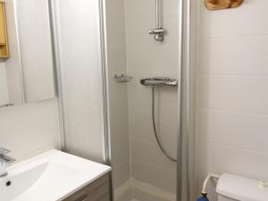 Um banheiro em Appartement Lanslevillard, 2 pièces, 4 personnes - FR-1-508-231