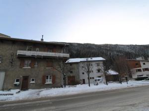 a building on the side of a snow covered street at Appartement Lanslebourg-Mont-Cenis, 3 pièces, 5 personnes - FR-1-508-253 in Lanslebourg-Mont-Cenis